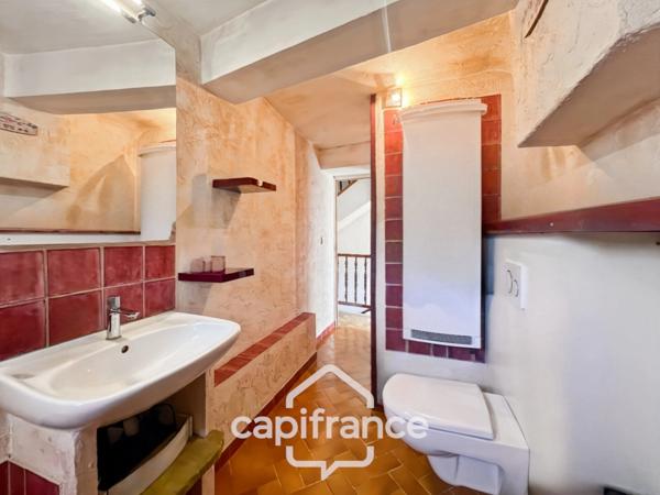 Authentique maison de village de 118 m2 en pierre, chambres climatisées, terrasse de 50 m2, cuisine extérieure, double garage, grenier, trois belles chambres 2 salle de bains, buanderie