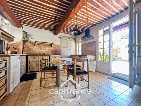 Authentique maison de village de 118 m2 en pierre, chambres climatisées, terrasse de 50 m2, cuisine extérieure, double garage, grenier, trois belles chambres 2 salle de bains, buanderie