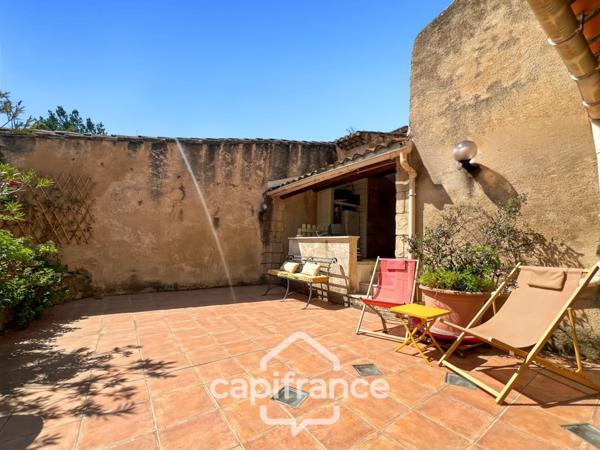 Authentique maison de village de 118 m2 en pierre, chambres climatisées, terrasse de 50 m2, cuisine extérieure, double garage, grenier, trois belles chambres 2 salle de bains, buanderie