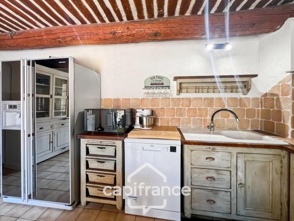 Authentique maison de village de 118 m2 en pierre, chambres climatisées, terrasse de 50 m2, cuisine extérieure, double garage, grenier, trois belles chambres 2 salle de bains, buanderie