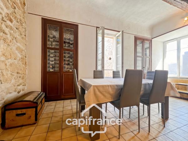 Authentique maison de village de 118 m2 en pierre, chambres climatisées, terrasse de 50 m2, cuisine extérieure, double garage, grenier, trois belles chambres 2 salle de bains, buanderie