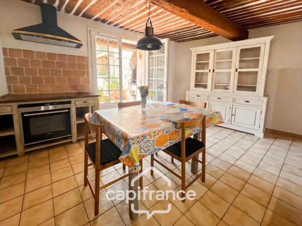 Authentique maison de village de 118 m2 en pierre, chambres climatisées, terrasse de 50 m2, cuisine extérieure, double garage, grenier, trois belles chambres 2 salle de bains, buanderie