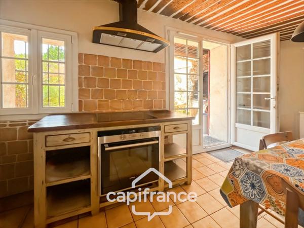 Authentique maison de village de 118 m2 en pierre, chambres climatisées, terrasse de 50 m2, cuisine extérieure, double garage, grenier, trois belles chambres 2 salle de bains, buanderie