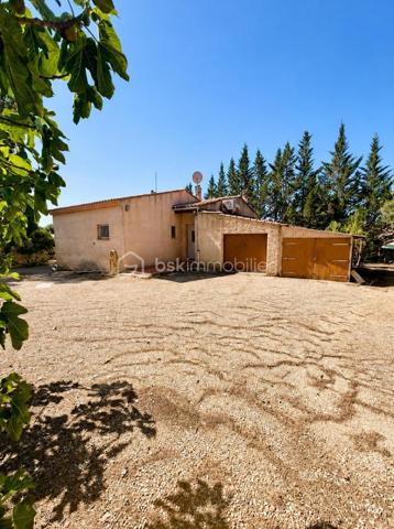 À découvrir sans tarder !

Implantée sur une belle parcelle arborée de 2 500 m², cette maison de 83 m² offre un cadre de vie agréable et un fort potentiel d’évolution.
Elle se compose d’une entrée ouvrant sur un séjour avec cuisine ouverte et accès direct à l’une des terrasses. Un couloir dessert deux chambres, chacune bénéficiant d’un accès extérieur, une salle d’eau ainsi qu’un WC indépendant.
À l’extérieur, vous profiterez d’un environnement verdoyant et paisible agrémenté d’un garage, une cave, d’un atelier et d’un abri à bois, idéal pour les amateurs de nature, de jardinage ou de bricolage.

Côté confort :

* Menuiseries PVC double vitrage de fabrication française
* Moustiquaires sur l’ensemble des fenêtres 
* Poêle à bois performant permettant de chauffer l’ensemble de la maison
* Climatisation réversible pour un confort optimal en toute saison
* Volets équipés d’un système VMR sur l’ensemble des ouvertures

Le terrain plat de 2 500 m² offre un cadre idéal pour imaginer une piscine, des terrasses, un espace détente ou un jardin paysager. Classé en zone UB du Plan Local d’Urbanisme, il bénéficie d’une emprise au sol autorisée de 12 %, ouvrant de belles perspectives d’extension, de création d’annexes ou de valorisation du foncier, sous réserve des autorisations d’urbanisme.

Enfin, les combles reposant sur une dalle béton laissent entrevoir la possibilité d’une surélévation ou d’un aménagement supplémentaire, sous réserve d’une étude technique.

L’opportunité de donner vie à vos projets dans un cadre agréable et verdoyant !