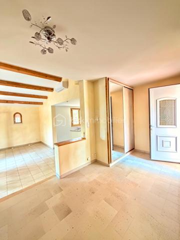 À découvrir sans tarder !

Implantée sur une belle parcelle arborée de 2 500 m², cette maison de 83 m² offre un cadre de vie agréable et un fort potentiel d’évolution.
Elle se compose d’une entrée ouvrant sur un séjour avec cuisine ouverte et accès direct à l’une des terrasses. Un couloir dessert deux chambres, chacune bénéficiant d’un accès extérieur, une salle d’eau ainsi qu’un WC indépendant.
À l’extérieur, vous profiterez d’un environnement verdoyant et paisible agrémenté d’un garage, une cave, d’un atelier et d’un abri à bois, idéal pour les amateurs de nature, de jardinage ou de bricolage.

Côté confort :

* Menuiseries PVC double vitrage de fabrication française
* Moustiquaires sur l’ensemble des fenêtres 
* Poêle à bois performant permettant de chauffer l’ensemble de la maison
* Climatisation réversible pour un confort optimal en toute saison
* Volets équipés d’un système VMR sur l’ensemble des ouvertures

Le terrain plat de 2 500 m² offre un cadre idéal pour imaginer une piscine, des terrasses, un espace détente ou un jardin paysager. Classé en zone UB du Plan Local d’Urbanisme, il bénéficie d’une emprise au sol autorisée de 12 %, ouvrant de belles perspectives d’extension, de création d’annexes ou de valorisation du foncier, sous réserve des autorisations d’urbanisme.

Enfin, les combles reposant sur une dalle béton laissent entrevoir la possibilité d’une surélévation ou d’un aménagement supplémentaire, sous réserve d’une étude technique.

L’opportunité de donner vie à vos projets dans un cadre agréable et verdoyant !