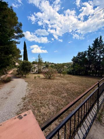 À découvrir sans tarder !

Implantée sur une belle parcelle arborée de 2 500 m², cette maison de 83 m² offre un cadre de vie agréable et un fort potentiel d’évolution.
Elle se compose d’une entrée ouvrant sur un séjour avec cuisine ouverte et accès direct à l’une des terrasses. Un couloir dessert deux chambres, chacune bénéficiant d’un accès extérieur, une salle d’eau ainsi qu’un WC indépendant.
À l’extérieur, vous profiterez d’un environnement verdoyant et paisible agrémenté d’un garage, une cave, d’un atelier et d’un abri à bois, idéal pour les amateurs de nature, de jardinage ou de bricolage.

Côté confort :

* Menuiseries PVC double vitrage de fabrication française
* Moustiquaires sur l’ensemble des fenêtres 
* Poêle à bois performant permettant de chauffer l’ensemble de la maison
* Climatisation réversible pour un confort optimal en toute saison
* Volets équipés d’un système VMR sur l’ensemble des ouvertures

Le terrain plat de 2 500 m² offre un cadre idéal pour imaginer une piscine, des terrasses, un espace détente ou un jardin paysager. Classé en zone UB du Plan Local d’Urbanisme, il bénéficie d’une emprise au sol autorisée de 12 %, ouvrant de belles perspectives d’extension, de création d’annexes ou de valorisation du foncier, sous réserve des autorisations d’urbanisme.

Enfin, les combles reposant sur une dalle béton laissent entrevoir la possibilité d’une surélévation ou d’un aménagement supplémentaire, sous réserve d’une étude technique.

L’opportunité de donner vie à vos projets dans un cadre agréable et verdoyant !