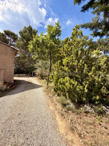 À découvrir sans tarder !

Implantée sur une belle parcelle arborée de 2 500 m², cette maison de 83 m² offre un cadre de vie agréable et un fort potentiel d’évolution.
Elle se compose d’une entrée ouvrant sur un séjour avec cuisine ouverte et accès direct à l’une des terrasses. Un couloir dessert deux chambres, chacune bénéficiant d’un accès extérieur, une salle d’eau ainsi qu’un WC indépendant.
À l’extérieur, vous profiterez d’un environnement verdoyant et paisible agrémenté d’un garage, une cave, d’un atelier et d’un abri à bois, idéal pour les amateurs de nature, de jardinage ou de bricolage.

Côté confort :

* Menuiseries PVC double vitrage de fabrication française
* Moustiquaires sur l’ensemble des fenêtres 
* Poêle à bois performant permettant de chauffer l’ensemble de la maison
* Climatisation réversible pour un confort optimal en toute saison
* Volets équipés d’un système VMR sur l’ensemble des ouvertures

Le terrain plat de 2 500 m² offre un cadre idéal pour imaginer une piscine, des terrasses, un espace détente ou un jardin paysager. Classé en zone UB du Plan Local d’Urbanisme, il bénéficie d’une emprise au sol autorisée de 12 %, ouvrant de belles perspectives d’extension, de création d’annexes ou de valorisation du foncier, sous réserve des autorisations d’urbanisme.

Enfin, les combles reposant sur une dalle béton laissent entrevoir la possibilité d’une surélévation ou d’un aménagement supplémentaire, sous réserve d’une étude technique.

L’opportunité de donner vie à vos projets dans un cadre agréable et verdoyant !