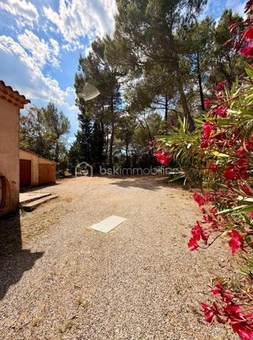 À découvrir sans tarder !

Implantée sur une belle parcelle arborée de 2 500 m², cette maison de 83 m² offre un cadre de vie agréable et un fort potentiel d’évolution.
Elle se compose d’une entrée ouvrant sur un séjour avec cuisine ouverte et accès direct à l’une des terrasses. Un couloir dessert deux chambres, chacune bénéficiant d’un accès extérieur, une salle d’eau ainsi qu’un WC indépendant.
À l’extérieur, vous profiterez d’un environnement verdoyant et paisible agrémenté d’un garage, une cave, d’un atelier et d’un abri à bois, idéal pour les amateurs de nature, de jardinage ou de bricolage.

Côté confort :

* Menuiseries PVC double vitrage de fabrication française
* Moustiquaires sur l’ensemble des fenêtres 
* Poêle à bois performant permettant de chauffer l’ensemble de la maison
* Climatisation réversible pour un confort optimal en toute saison
* Volets équipés d’un système VMR sur l’ensemble des ouvertures

Le terrain plat de 2 500 m² offre un cadre idéal pour imaginer une piscine, des terrasses, un espace détente ou un jardin paysager. Classé en zone UB du Plan Local d’Urbanisme, il bénéficie d’une emprise au sol autorisée de 12 %, ouvrant de belles perspectives d’extension, de création d’annexes ou de valorisation du foncier, sous réserve des autorisations d’urbanisme.

Enfin, les combles reposant sur une dalle béton laissent entrevoir la possibilité d’une surélévation ou d’un aménagement supplémentaire, sous réserve d’une étude technique.

L’opportunité de donner vie à vos projets dans un cadre agréable et verdoyant !