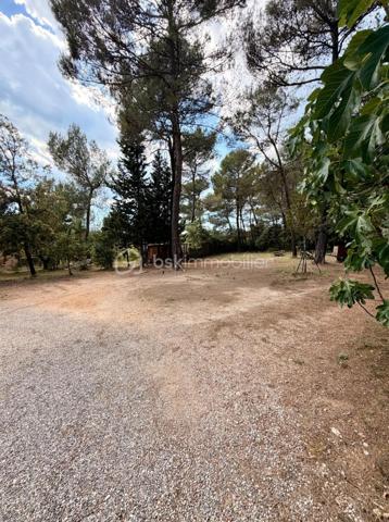 À découvrir sans tarder !

Implantée sur une belle parcelle arborée de 2 500 m², cette maison de 83 m² offre un cadre de vie agréable et un fort potentiel d’évolution.
Elle se compose d’une entrée ouvrant sur un séjour avec cuisine ouverte et accès direct à l’une des terrasses. Un couloir dessert deux chambres, chacune bénéficiant d’un accès extérieur, une salle d’eau ainsi qu’un WC indépendant.
À l’extérieur, vous profiterez d’un environnement verdoyant et paisible agrémenté d’un garage, une cave, d’un atelier et d’un abri à bois, idéal pour les amateurs de nature, de jardinage ou de bricolage.

Côté confort :

* Menuiseries PVC double vitrage de fabrication française
* Moustiquaires sur l’ensemble des fenêtres 
* Poêle à bois performant permettant de chauffer l’ensemble de la maison
* Climatisation réversible pour un confort optimal en toute saison
* Volets équipés d’un système VMR sur l’ensemble des ouvertures

Le terrain plat de 2 500 m² offre un cadre idéal pour imaginer une piscine, des terrasses, un espace détente ou un jardin paysager. Classé en zone UB du Plan Local d’Urbanisme, il bénéficie d’une emprise au sol autorisée de 12 %, ouvrant de belles perspectives d’extension, de création d’annexes ou de valorisation du foncier, sous réserve des autorisations d’urbanisme.

Enfin, les combles reposant sur une dalle béton laissent entrevoir la possibilité d’une surélévation ou d’un aménagement supplémentaire, sous réserve d’une étude technique.

L’opportunité de donner vie à vos projets dans un cadre agréable et verdoyant !