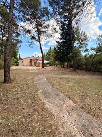À découvrir sans tarder !

Implantée sur une belle parcelle arborée de 2 500 m², cette maison de 83 m² offre un cadre de vie agréable et un fort potentiel d’évolution.
Elle se compose d’une entrée ouvrant sur un séjour avec cuisine ouverte et accès direct à l’une des terrasses. Un couloir dessert deux chambres, chacune bénéficiant d’un accès extérieur, une salle d’eau ainsi qu’un WC indépendant.
À l’extérieur, vous profiterez d’un environnement verdoyant et paisible agrémenté d’un garage, une cave, d’un atelier et d’un abri à bois, idéal pour les amateurs de nature, de jardinage ou de bricolage.

Côté confort :

* Menuiseries PVC double vitrage de fabrication française
* Moustiquaires sur l’ensemble des fenêtres 
* Poêle à bois performant permettant de chauffer l’ensemble de la maison
* Climatisation réversible pour un confort optimal en toute saison
* Volets équipés d’un système VMR sur l’ensemble des ouvertures

Le terrain plat de 2 500 m² offre un cadre idéal pour imaginer une piscine, des terrasses, un espace détente ou un jardin paysager. Classé en zone UB du Plan Local d’Urbanisme, il bénéficie d’une emprise au sol autorisée de 12 %, ouvrant de belles perspectives d’extension, de création d’annexes ou de valorisation du foncier, sous réserve des autorisations d’urbanisme.

Enfin, les combles reposant sur une dalle béton laissent entrevoir la possibilité d’une surélévation ou d’un aménagement supplémentaire, sous réserve d’une étude technique.

L’opportunité de donner vie à vos projets dans un cadre agréable et verdoyant !
