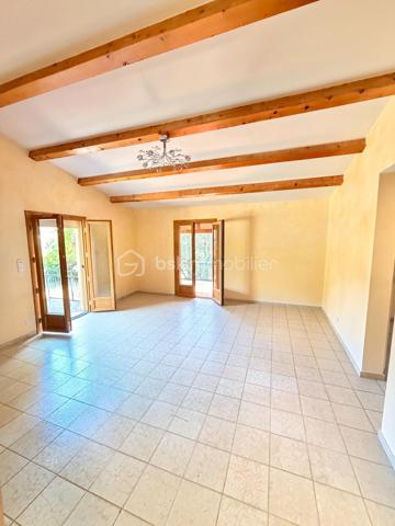 À découvrir sans tarder !

Implantée sur une belle parcelle arborée de 2 500 m², cette maison de 83 m² offre un cadre de vie agréable et un fort potentiel d’évolution.
Elle se compose d’une entrée ouvrant sur un séjour avec cuisine ouverte et accès direct à l’une des terrasses. Un couloir dessert deux chambres, chacune bénéficiant d’un accès extérieur, une salle d’eau ainsi qu’un WC indépendant.
À l’extérieur, vous profiterez d’un environnement verdoyant et paisible agrémenté d’un garage, une cave, d’un atelier et d’un abri à bois, idéal pour les amateurs de nature, de jardinage ou de bricolage.

Côté confort :

* Menuiseries PVC double vitrage de fabrication française
* Moustiquaires sur l’ensemble des fenêtres 
* Poêle à bois performant permettant de chauffer l’ensemble de la maison
* Climatisation réversible pour un confort optimal en toute saison
* Volets équipés d’un système VMR sur l’ensemble des ouvertures

Le terrain plat de 2 500 m² offre un cadre idéal pour imaginer une piscine, des terrasses, un espace détente ou un jardin paysager. Classé en zone UB du Plan Local d’Urbanisme, il bénéficie d’une emprise au sol autorisée de 12 %, ouvrant de belles perspectives d’extension, de création d’annexes ou de valorisation du foncier, sous réserve des autorisations d’urbanisme.

Enfin, les combles reposant sur une dalle béton laissent entrevoir la possibilité d’une surélévation ou d’un aménagement supplémentaire, sous réserve d’une étude technique.

L’opportunité de donner vie à vos projets dans un cadre agréable et verdoyant !
