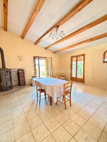 À découvrir sans tarder !

Implantée sur une belle parcelle arborée de 2 500 m², cette maison de 83 m² offre un cadre de vie agréable et un fort potentiel d’évolution.
Elle se compose d’une entrée ouvrant sur un séjour avec cuisine ouverte et accès direct à l’une des terrasses. Un couloir dessert deux chambres, chacune bénéficiant d’un accès extérieur, une salle d’eau ainsi qu’un WC indépendant.
À l’extérieur, vous profiterez d’un environnement verdoyant et paisible agrémenté d’un garage, une cave, d’un atelier et d’un abri à bois, idéal pour les amateurs de nature, de jardinage ou de bricolage.

Côté confort :

* Menuiseries PVC double vitrage de fabrication française
* Moustiquaires sur l’ensemble des fenêtres 
* Poêle à bois performant permettant de chauffer l’ensemble de la maison
* Climatisation réversible pour un confort optimal en toute saison
* Volets équipés d’un système VMR sur l’ensemble des ouvertures

Le terrain plat de 2 500 m² offre un cadre idéal pour imaginer une piscine, des terrasses, un espace détente ou un jardin paysager. Classé en zone UB du Plan Local d’Urbanisme, il bénéficie d’une emprise au sol autorisée de 12 %, ouvrant de belles perspectives d’extension, de création d’annexes ou de valorisation du foncier, sous réserve des autorisations d’urbanisme.

Enfin, les combles reposant sur une dalle béton laissent entrevoir la possibilité d’une surélévation ou d’un aménagement supplémentaire, sous réserve d’une étude technique.

L’opportunité de donner vie à vos projets dans un cadre agréable et verdoyant !