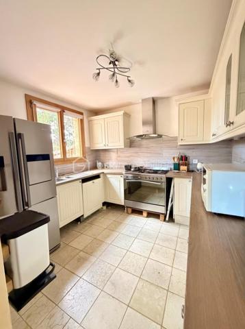 À découvrir sans tarder !

Implantée sur une belle parcelle arborée de 2 500 m², cette maison de 83 m² offre un cadre de vie agréable et un fort potentiel d’évolution.
Elle se compose d’une entrée ouvrant sur un séjour avec cuisine ouverte et accès direct à l’une des terrasses. Un couloir dessert deux chambres, chacune bénéficiant d’un accès extérieur, une salle d’eau ainsi qu’un WC indépendant.
À l’extérieur, vous profiterez d’un environnement verdoyant et paisible agrémenté d’un garage, une cave, d’un atelier et d’un abri à bois, idéal pour les amateurs de nature, de jardinage ou de bricolage.

Côté confort :

* Menuiseries PVC double vitrage de fabrication française
* Moustiquaires sur l’ensemble des fenêtres 
* Poêle à bois performant permettant de chauffer l’ensemble de la maison
* Climatisation réversible pour un confort optimal en toute saison
* Volets équipés d’un système VMR sur l’ensemble des ouvertures

Le terrain plat de 2 500 m² offre un cadre idéal pour imaginer une piscine, des terrasses, un espace détente ou un jardin paysager. Classé en zone UB du Plan Local d’Urbanisme, il bénéficie d’une emprise au sol autorisée de 12 %, ouvrant de belles perspectives d’extension, de création d’annexes ou de valorisation du foncier, sous réserve des autorisations d’urbanisme.

Enfin, les combles reposant sur une dalle béton laissent entrevoir la possibilité d’une surélévation ou d’un aménagement supplémentaire, sous réserve d’une étude technique.

L’opportunité de donner vie à vos projets dans un cadre agréable et verdoyant !