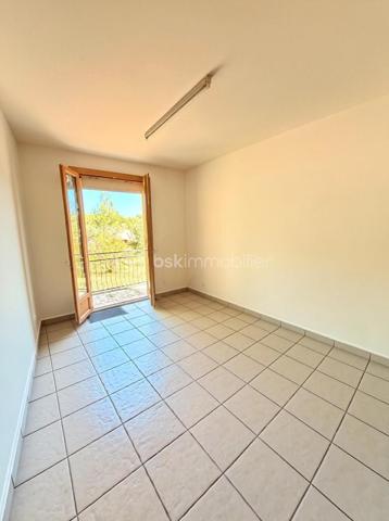 À découvrir sans tarder !

Implantée sur une belle parcelle arborée de 2 500 m², cette maison de 83 m² offre un cadre de vie agréable et un fort potentiel d’évolution.
Elle se compose d’une entrée ouvrant sur un séjour avec cuisine ouverte et accès direct à l’une des terrasses. Un couloir dessert deux chambres, chacune bénéficiant d’un accès extérieur, une salle d’eau ainsi qu’un WC indépendant.
À l’extérieur, vous profiterez d’un environnement verdoyant et paisible agrémenté d’un garage, une cave, d’un atelier et d’un abri à bois, idéal pour les amateurs de nature, de jardinage ou de bricolage.

Côté confort :

* Menuiseries PVC double vitrage de fabrication française
* Moustiquaires sur l’ensemble des fenêtres 
* Poêle à bois performant permettant de chauffer l’ensemble de la maison
* Climatisation réversible pour un confort optimal en toute saison
* Volets équipés d’un système VMR sur l’ensemble des ouvertures

Le terrain plat de 2 500 m² offre un cadre idéal pour imaginer une piscine, des terrasses, un espace détente ou un jardin paysager. Classé en zone UB du Plan Local d’Urbanisme, il bénéficie d’une emprise au sol autorisée de 12 %, ouvrant de belles perspectives d’extension, de création d’annexes ou de valorisation du foncier, sous réserve des autorisations d’urbanisme.

Enfin, les combles reposant sur une dalle béton laissent entrevoir la possibilité d’une surélévation ou d’un aménagement supplémentaire, sous réserve d’une étude technique.

L’opportunité de donner vie à vos projets dans un cadre agréable et verdoyant !