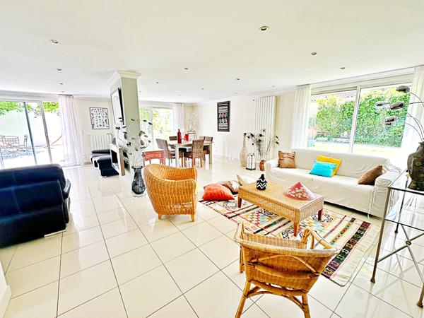 Maison
         6 pièces
        - 225 m² Exclusivité 519 000 € *