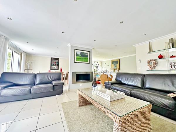 Maison
         6 pièces
        - 225 m² Exclusivité 519 000 € *