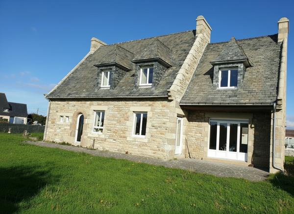 Maison spacieuse à vendre à Lannilis - 5 chambres, jardin et garage
