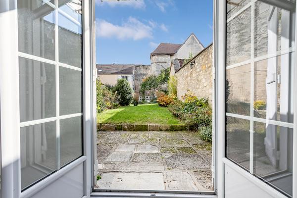 Bien rare au coeur de Senlis ! Appartement de 4 pièces rénové avec jardin