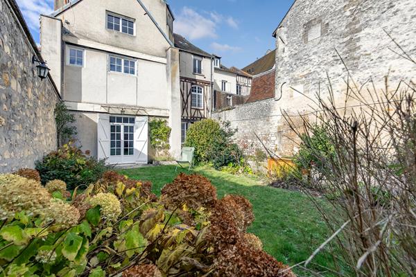 Bien rare au coeur de Senlis ! Appartement de 4 pièces rénové avec jardin