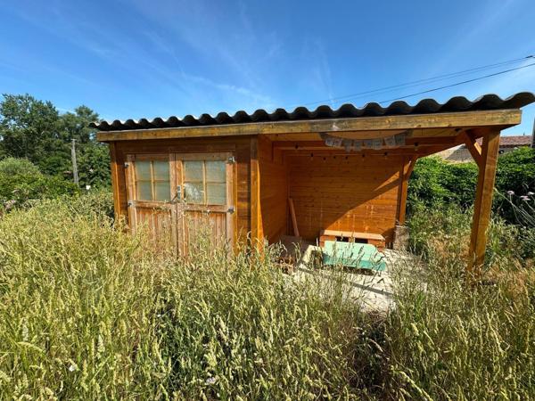 Maison de village avec un grand garage et un terrain de loisirs à 100 m de la maison .