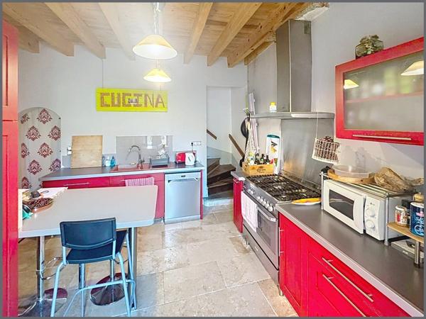 Maison de village avec un grand garage et un terrain de loisirs à 100 m de la maison .