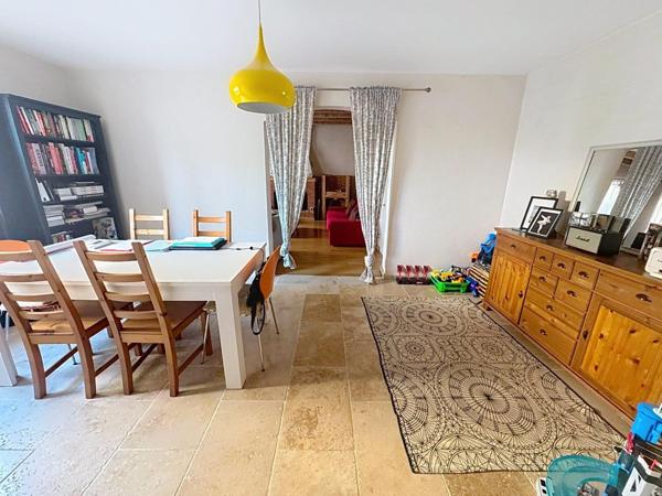 Maison de village avec un grand garage et un terrain de loisirs à 100 m de la maison .