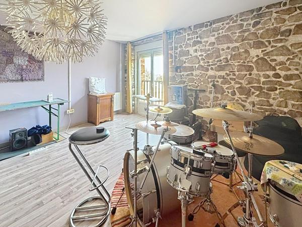Maison de village avec un grand garage et un terrain de loisirs à 100 m de la maison .