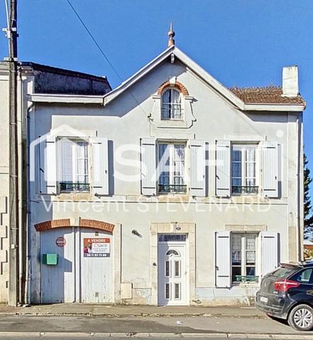 Maison de ville avec jardin .