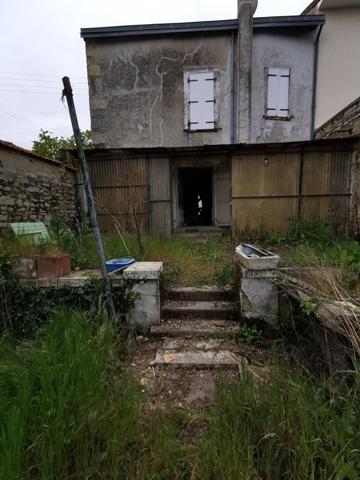 Maison de ville avec jardin .