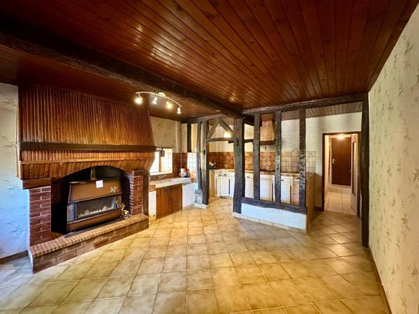 Maison T5 d'environ 100m² avec combles aménageables, dépendance non attenante sur un terrain de 4300m² en totalité.