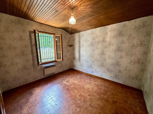 Maison T5 d'environ 100m² avec combles aménageables, dépendance non attenante sur un terrain de 4300m² en totalité.