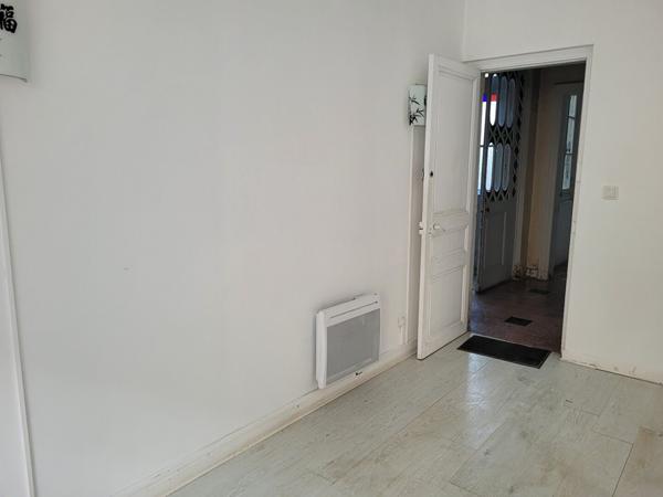 ROCHEFORT hyper centre ville - local de 35.50 m² divisé en 2 espaces