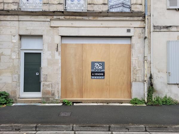 ROCHEFORT hyper centre ville - local de 35.50 m² divisé en 2 espaces