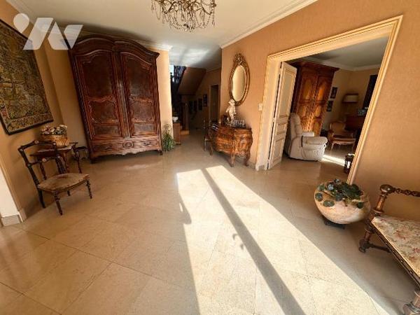 VILLENEUVE SUR YONNE, proche gare, grande maison familiale comprenant au rez-de-chaussée :
Une...