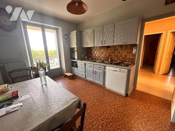 VILLENEUVE SUR YONNE, proche gare, grande maison familiale comprenant au rez-de-chaussée :
Une...
