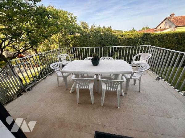 VILLENEUVE SUR YONNE, proche gare, grande maison familiale comprenant au rez-de-chaussée :
Une...
