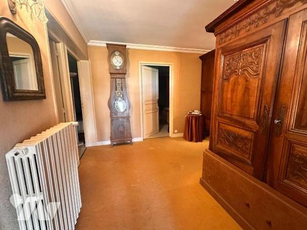 VILLENEUVE SUR YONNE, proche gare, grande maison familiale comprenant au rez-de-chaussée :
Une...