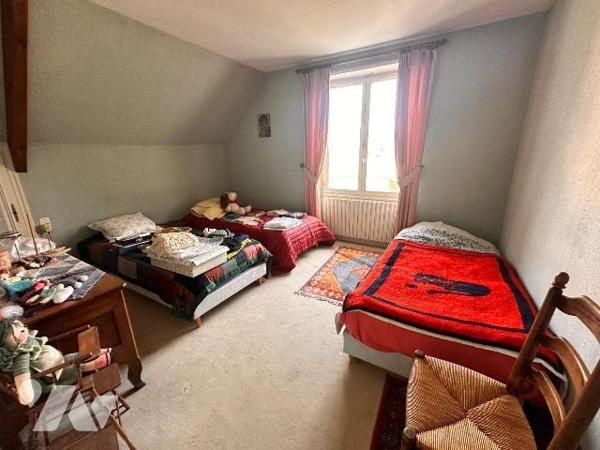 VILLENEUVE SUR YONNE, proche gare, grande maison familiale comprenant au rez-de-chaussée :
Une...