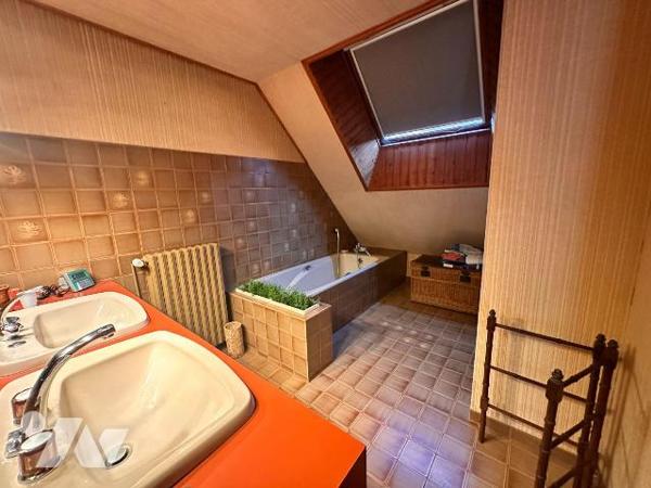 VILLENEUVE SUR YONNE, proche gare, grande maison familiale comprenant au rez-de-chaussée :
Une...