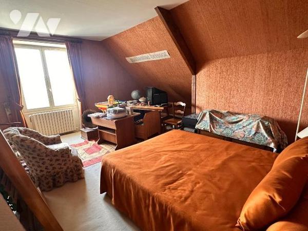 VILLENEUVE SUR YONNE, proche gare, grande maison familiale comprenant au rez-de-chaussée :
Une...