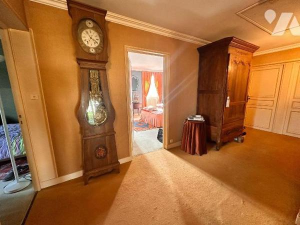 VILLENEUVE SUR YONNE, proche gare, grande maison familiale comprenant au rez-de-chaussée :
Une...