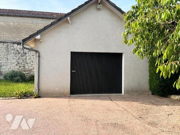 VILLENEUVE SUR YONNE, proche gare, grande maison familiale comprenant au rez-de-chaussée :
Une...