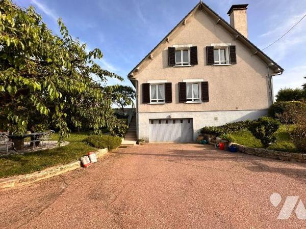 VILLENEUVE SUR YONNE, proche gare, grande maison familiale comprenant au rez-de-chaussée :
Une...