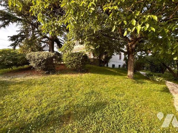 VILLENEUVE SUR YONNE, proche gare, grande maison familiale comprenant au rez-de-chaussée :
Une...