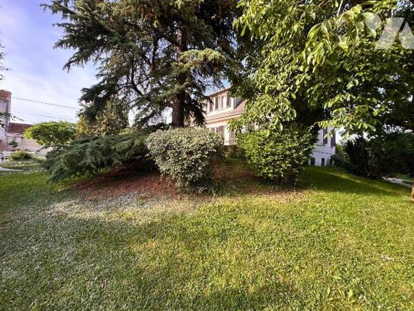 VILLENEUVE SUR YONNE, proche gare, grande maison familiale comprenant au rez-de-chaussée :
Une...