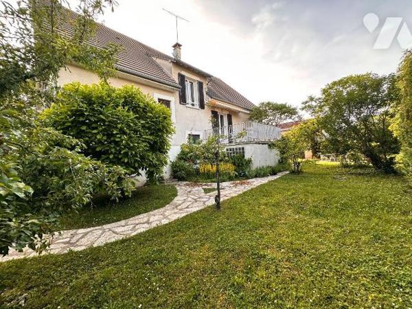 VILLENEUVE SUR YONNE, proche gare, grande maison familiale comprenant au rez-de-chaussée :
Une...