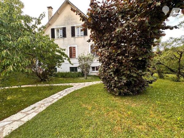 VILLENEUVE SUR YONNE, proche gare, grande maison familiale comprenant au rez-de-chaussée :
Une...