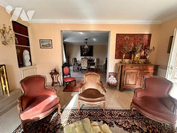 VILLENEUVE SUR YONNE, proche gare, grande maison familiale comprenant au rez-de-chaussée :
Une...