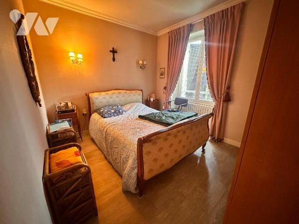 VILLENEUVE SUR YONNE, proche gare, grande maison familiale comprenant au rez-de-chaussée :
Une...