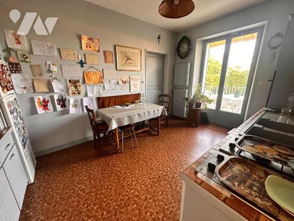 VILLENEUVE SUR YONNE, proche gare, grande maison familiale comprenant au rez-de-chaussée :
Une...
